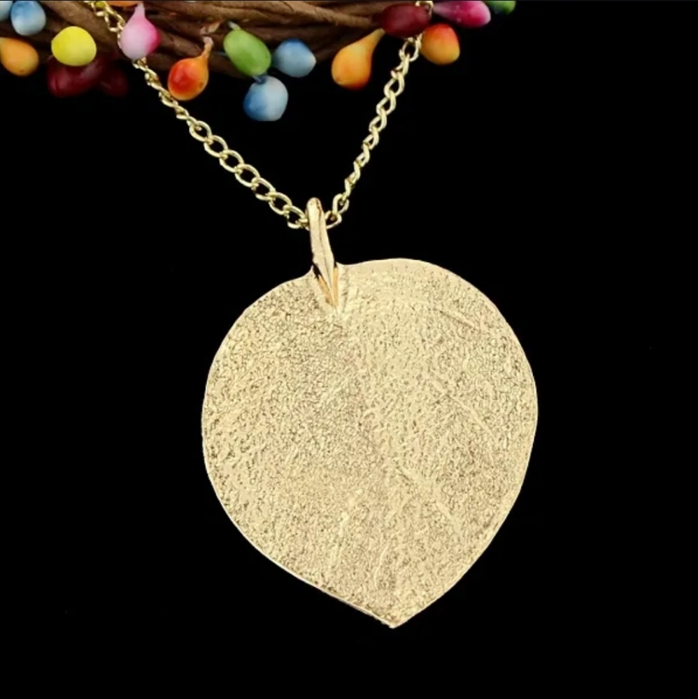 NWT Leaf Pendant Necklace - Picture 4 of 4
